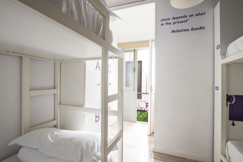 Bed in 4 - Bed Male Dorm Shared Bathroom del hotel Safestay Madrid Central. Foto 4
