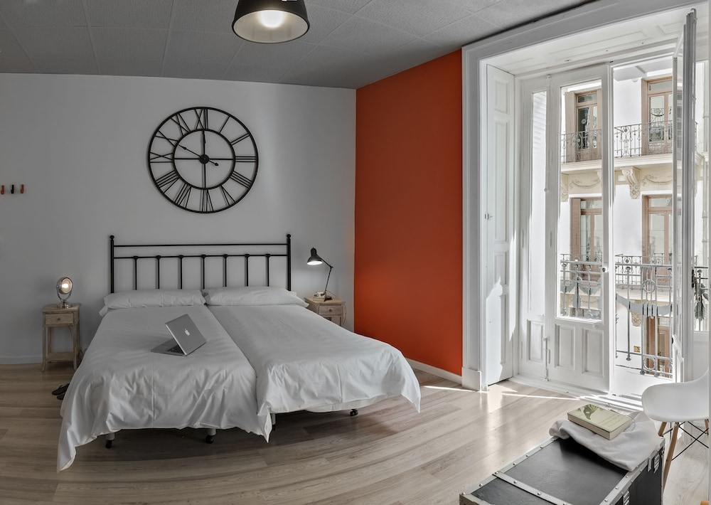 Bed in 2 - Bed Male Dorm Shared Bathroom del hotel Safestay Madrid Central