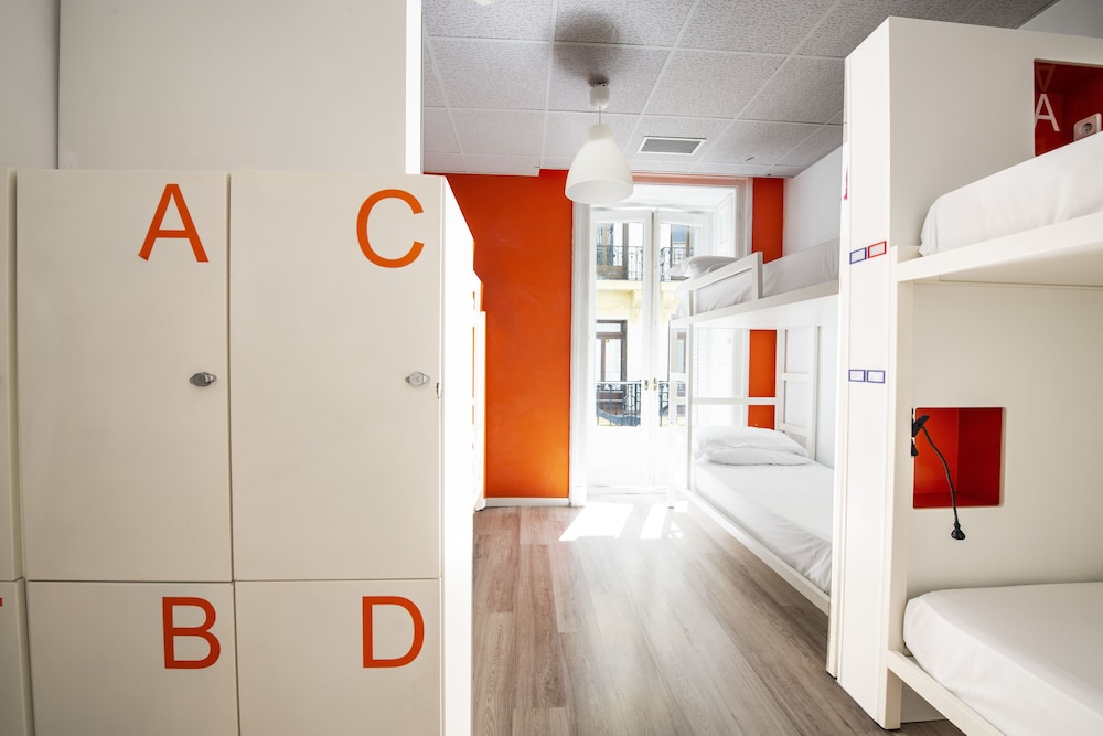 6 - Bed Private Room Shared Bathroom del hotel Safestay Madrid Central. Foto 3