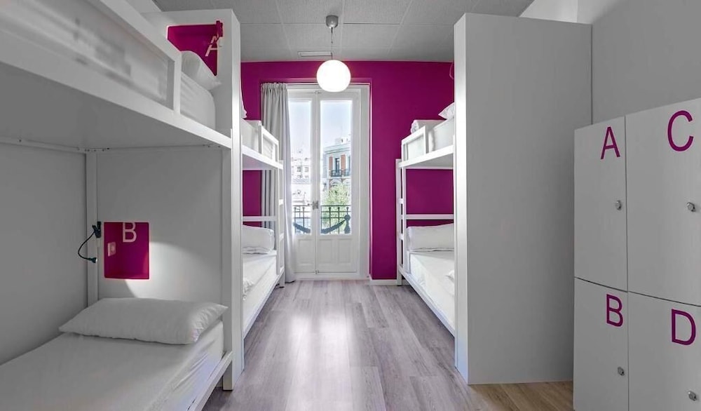 6 - Bed Private Room Shared Bathroom del hotel Safestay Madrid Central. Foto 4