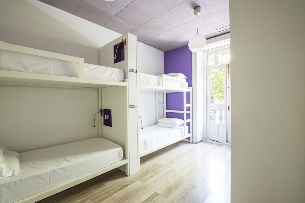 Quadruple Room Shared Bathroom del hotel Safestay Madrid Central. Foto 3