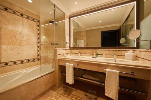 Suite Junior del hotel Secrets Bahía Real Resort & Spa Adults only