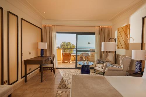 Suite Junior Preferred Club con vistas frontales al mar del hotel Secrets Bahía Real Resort & Spa Adults only