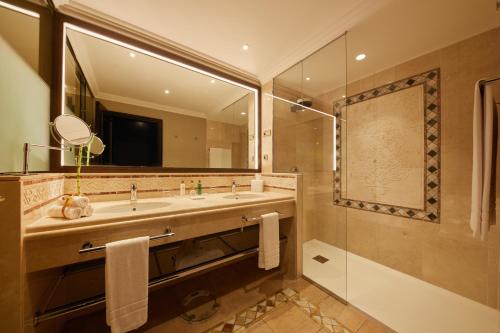 Suite Junior Preferred Club con vistas frontales al mar del hotel Secrets Bahía Real Resort & Spa Adults only. Foto 1