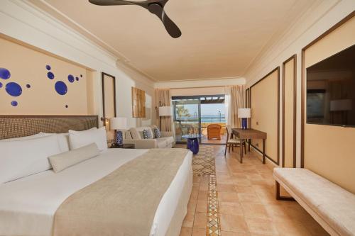 Suite Junior Gran Deluxe con vistas frontales al mar del hotel Secrets Bahía Real Resort & Spa Adults only. Foto 1