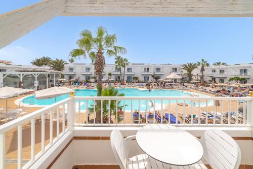 Apartamento con vistas a la piscina del hotel Arena Beach