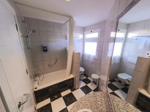 Habitación Familiar con vistas a la piscina del hotel Club Drago Park. Foto 3