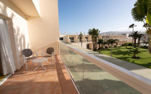 Habitación Familiar con vistas a la piscina del hotel Club Drago Park. Foto 8