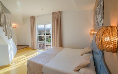 Habitación Familiar con vistas a la piscina del hotel Club Drago Park. Foto 9