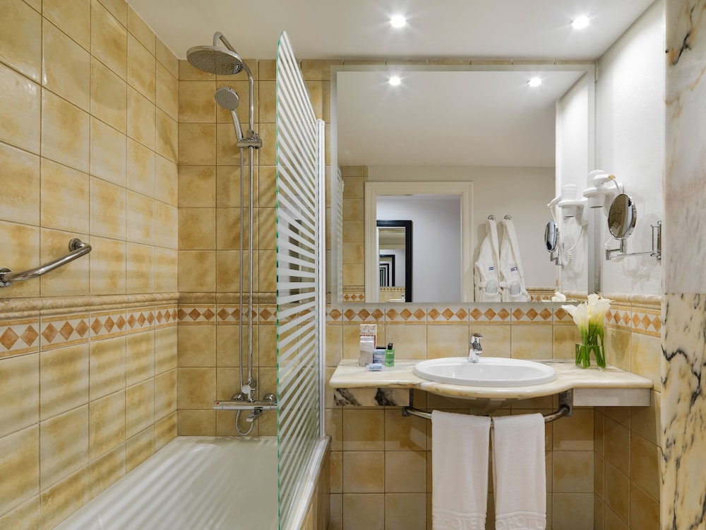 Habitación doble de uso individual del hotel H10 Playa Esmeralda. Foto 3