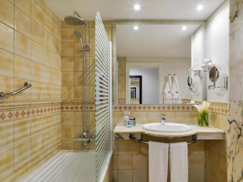 Habitación doble Vista Mar Balcón o Terraza Superior 3 camas individuales del hotel H10 Playa Esmeralda. Foto 2