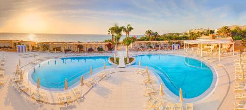 Habitación Triple del hotel SBH Monica Beach. Foto 2