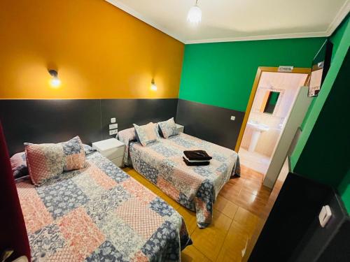 Habitación Triple con baño privado del hotel Numancia. Foto 1