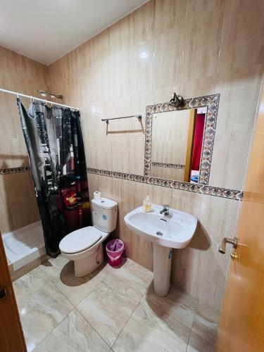 Habitación Triple con baño privado del hotel Numancia. Foto 4