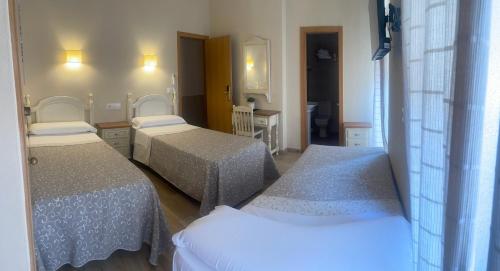 Habitación Triple del hotel Tripolis Toledo. Foto 2