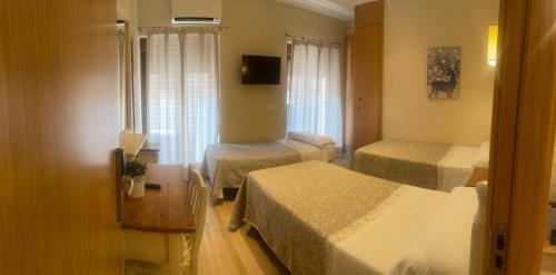 Habitación Triple del hotel Tripolis Toledo. Foto 3