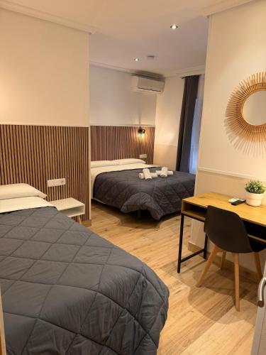 Habitación Triple del hotel Tripolis Toledo. Foto 5