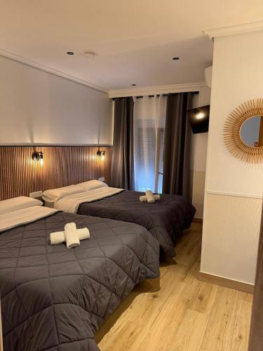 Habitación Cuádruple Clásica del hotel Tripolis Toledo. Foto 1