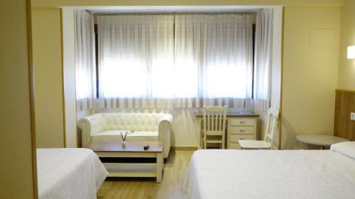 Habitación Cuádruple Clásica del hotel Tripolis Toledo. Foto 3