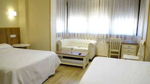 Habitación Cuádruple Clásica del hotel Tripolis Toledo. Foto 4