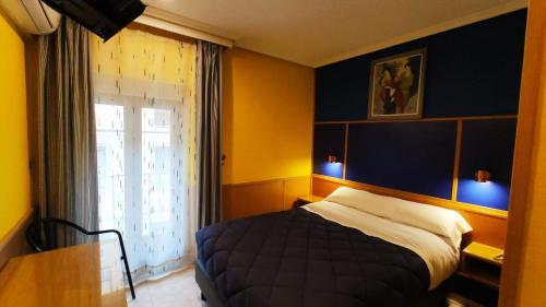 Habitación doble con balcón del hotel Tripolis Toledo. Foto 2