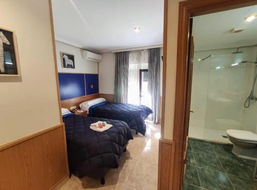 Habitación doble con balcón del hotel Tripolis Toledo. Foto 3