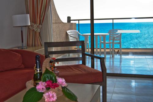 Habitación triple Vista Mar Vista Jardin Balcón o Terraza del hotel SBH Taro Beach