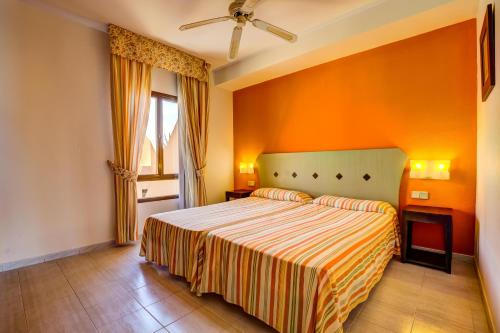 Habitación familiar Vista Mar Balcón o Terraza Sofá Cama incluido 2 Camas individuales del hotel SBH Taro Beach. Foto 3