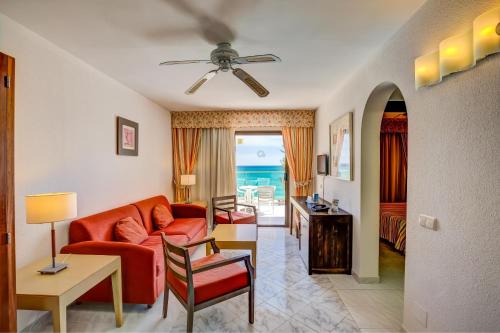 Habitación familiar Vista Mar Balcón o Terraza Sofá Cama incluido 2 Camas individuales del hotel SBH Taro Beach. Foto 4