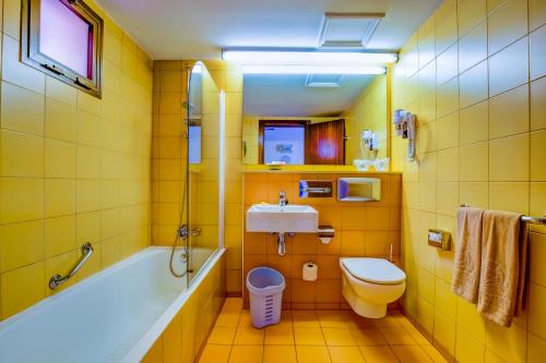 Habitación triple Vista Jardin Balcón o Terraza del hotel SBH Taro Beach. Foto 2