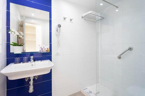 Apartamento Vista Piscina 1 habitación con salón Sofá Cama incluido 3 camas individuales del hotel Globales Costa Tropical. Foto 3