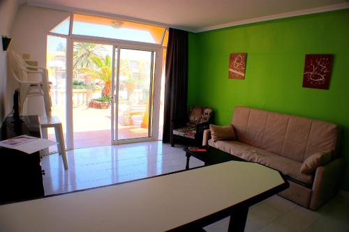 Apartamento de 1 dormitorio con vistas a la piscina del hotel La Piramide. Foto 2