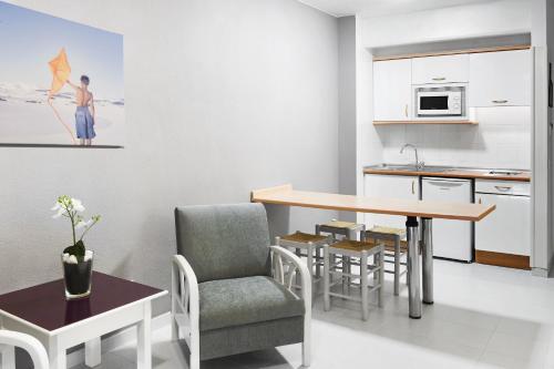 Apartamento 1 habitación 2 Camas individuales del hotel Elba Lucía Sport and Suite. Foto 1