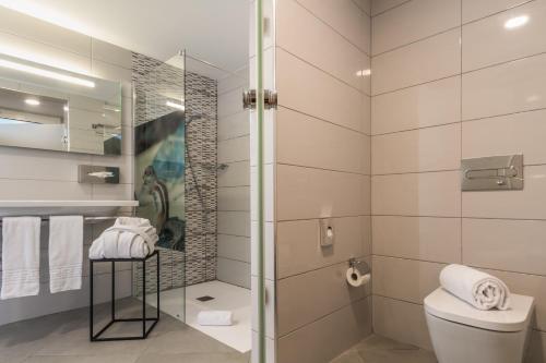 Habitación Doble Deluxe con vistas laterales al mar del hotel Esquinzo/Monte del Mar. Foto 13