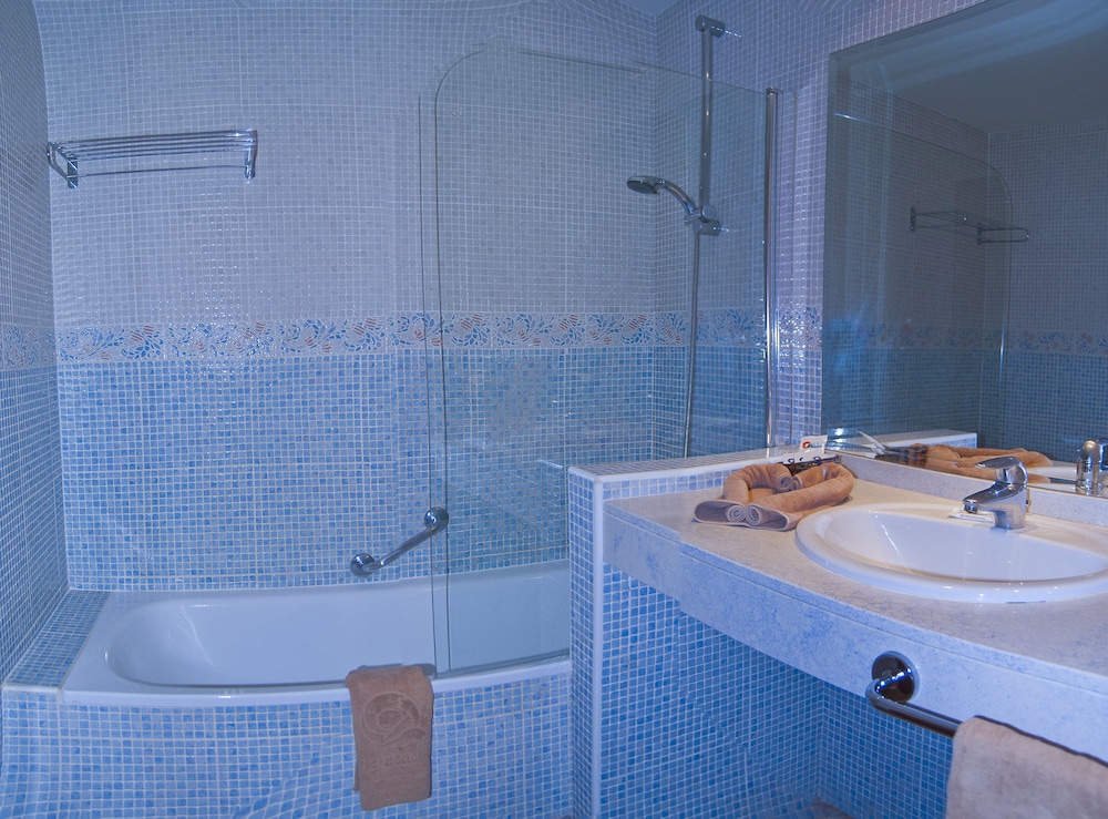 Habitación doble Vista Mar Balcón o Terraza 2 Camas individuales Normal del hotel SBH Club Paraiso Playa. Foto 3