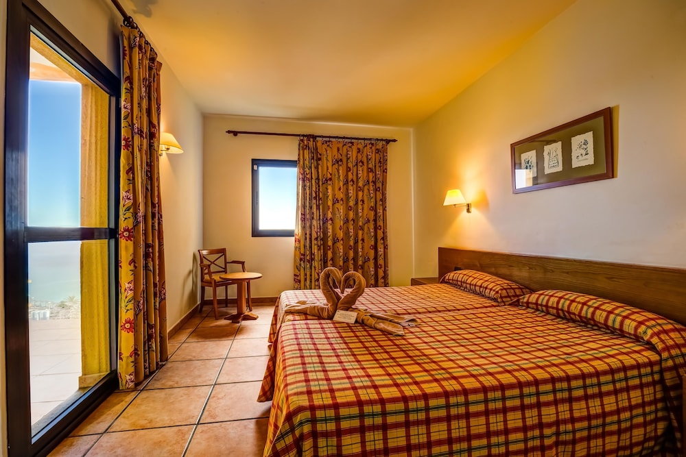 Habitación familiar Balcón o Terraza Sofá Cama incluido 2 Camas individuales Normal del hotel SBH Club Paraiso Playa. Foto 2