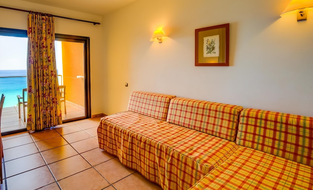 Habitación familiar Balcón o Terraza Sofá Cama incluido 2 Camas individuales Normal del hotel SBH Club Paraiso Playa. Foto 3