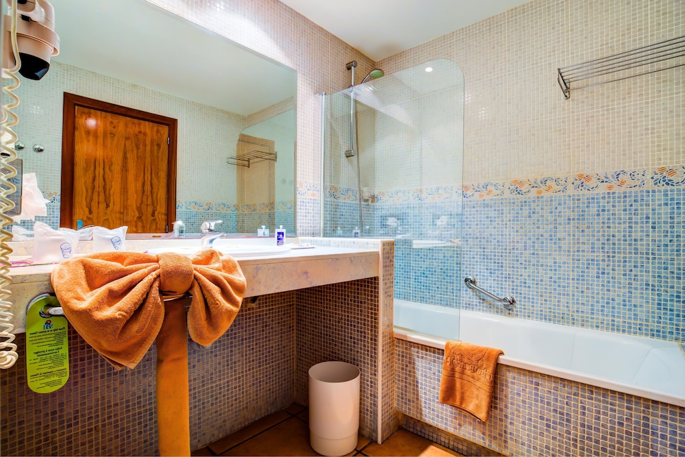 Habitación familiar Balcón o Terraza Sofá Cama incluido 2 Camas individuales Agradable del hotel SBH Club Paraiso Playa. Foto 4