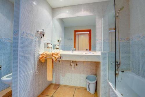 Habitación Familiar con vistas al mar del hotel SBH Club Paraiso Playa. Foto 1