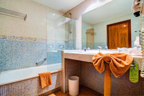 Habitación Familiar con vistas al mar del hotel SBH Club Paraiso Playa. Foto 2