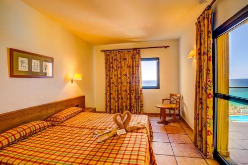 Habitación Familiar con vistas al mar del hotel SBH Club Paraiso Playa. Foto 6