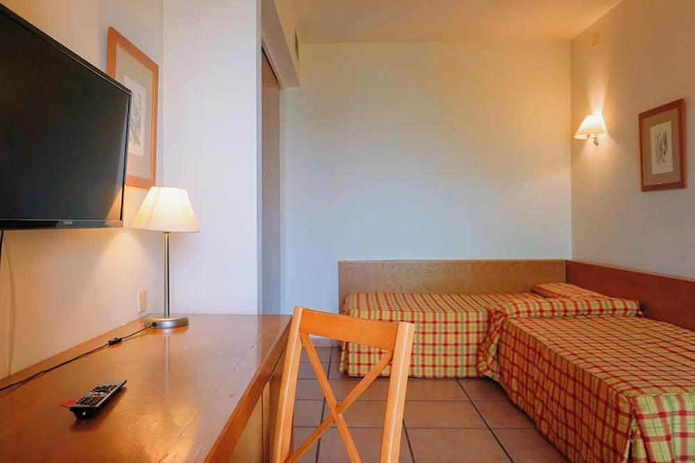 Habitación familiar Balcón o Terraza Sofá Cama incluido 2 Camas individuales del hotel SBH Club Paraiso Playa. Foto 8