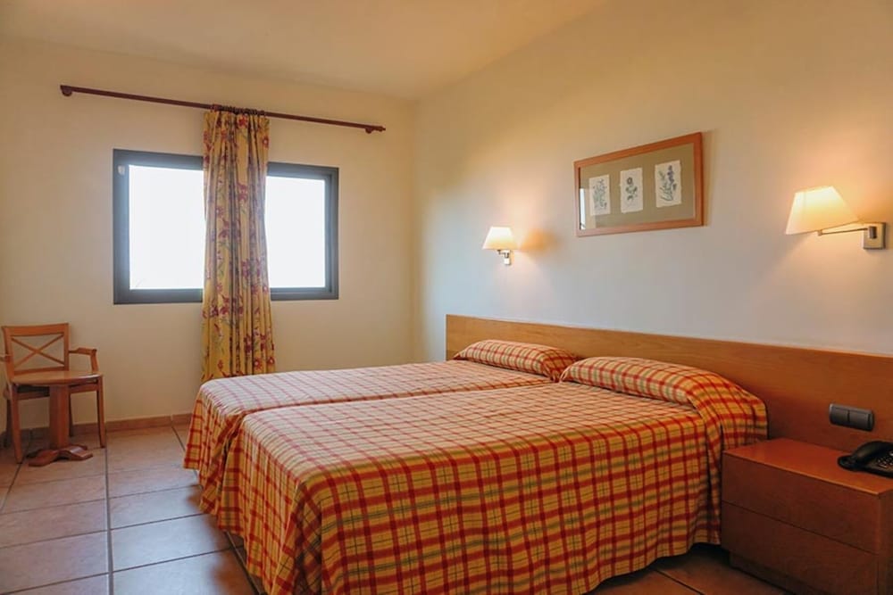 Habitación familiar Balcón o Terraza Sofá Cama incluido 2 Camas individuales Normal del hotel SBH Club Paraiso Playa. Foto 7