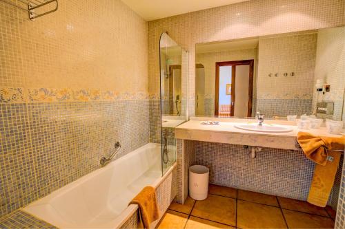 Habitación Familiar con vistas al mar del hotel SBH Club Paraiso Playa. Foto 3