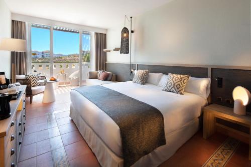 Habitación familiar Vista Jardin Comunicada Familiar 1 Cama doble 2 sofás camas del hotel Fuerteventura Princess. Foto 5