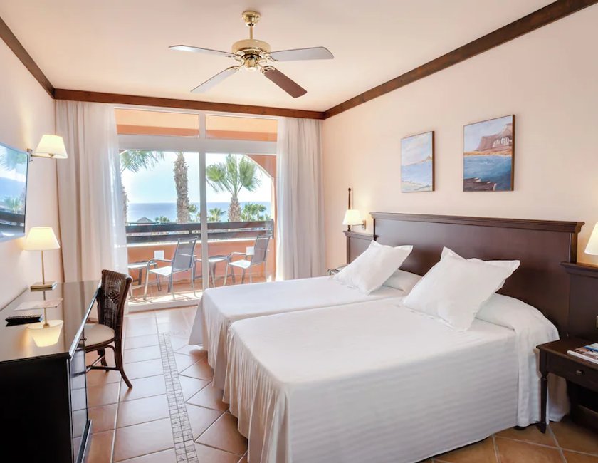 Habitación familiar, vistas al mar del hotel Occidental Jandia Playa. Foto 3