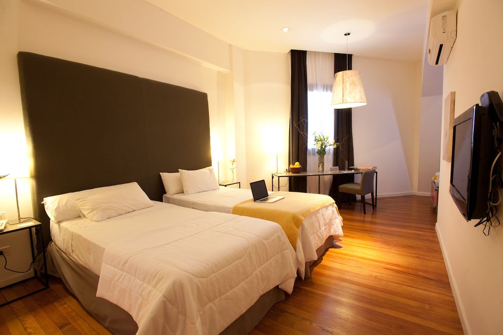 Suite, 3 camas individuales del hotel Esplendor By Wyndham Montevideo Cervantes. Foto 1