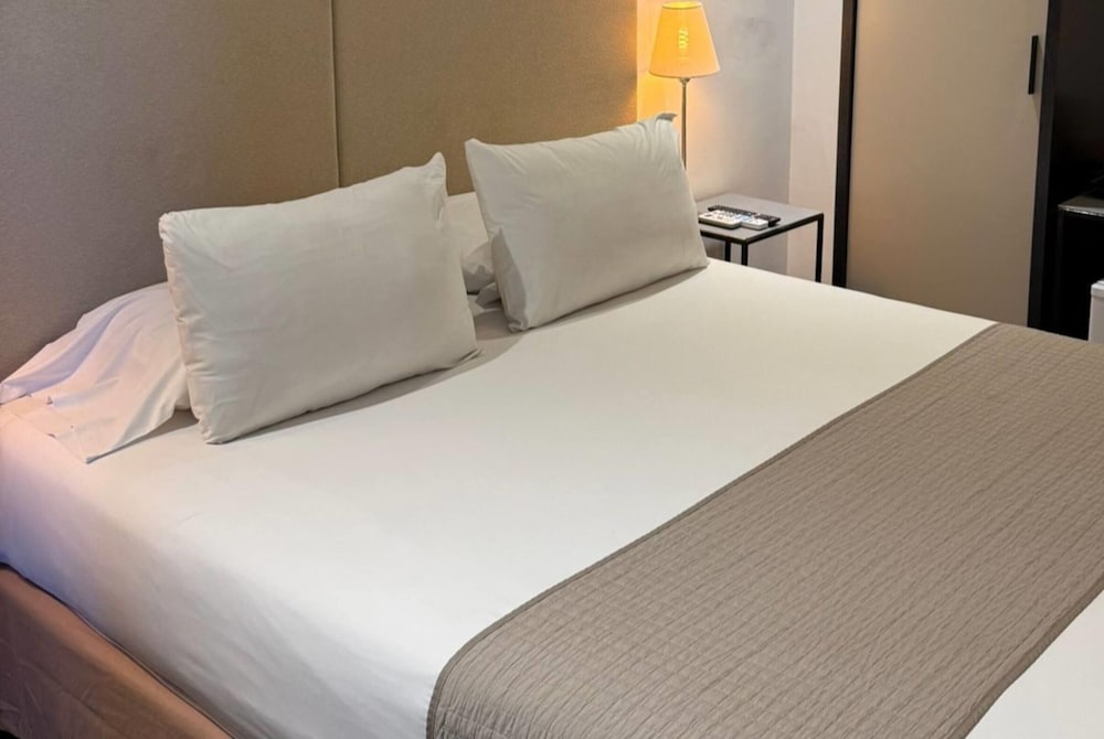 Habitación, 1 cama de matrimonio del hotel Esplendor By Wyndham Montevideo Cervantes. Foto 1