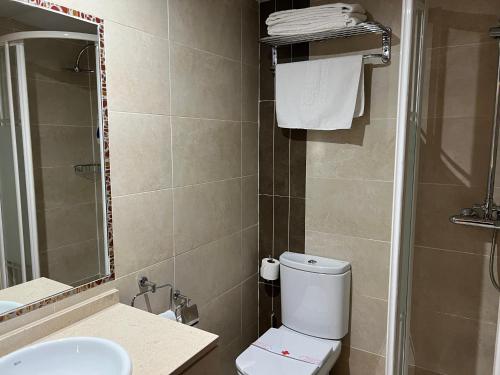 Habitación Doble con cama supletoria del hotel Los Coronales