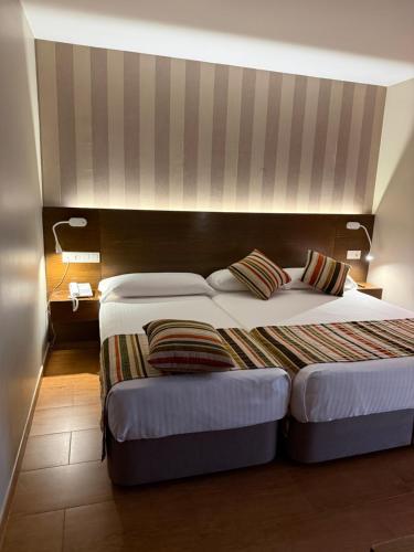 Habitación Doble con Cama supletoria del hotel Los Coronales. Foto 7